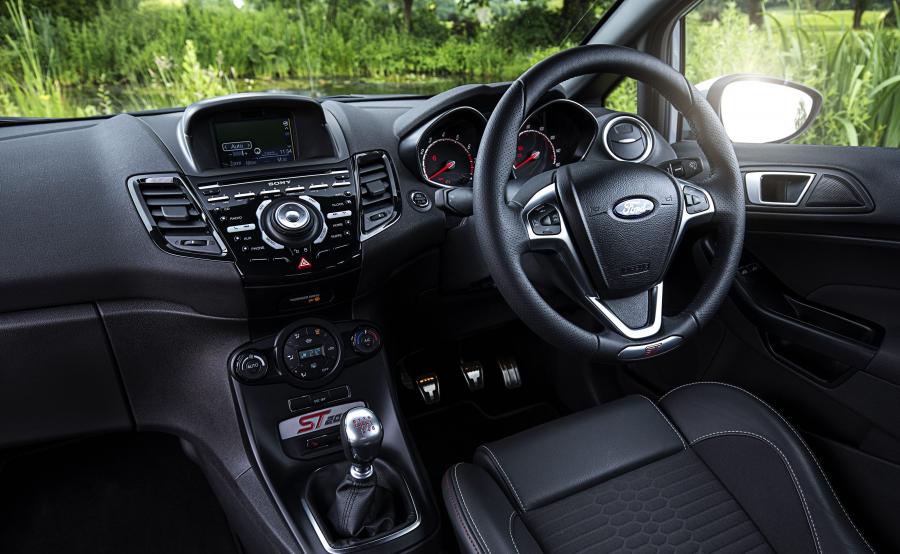  Ford Fiesta ST200 2016 года  (UK) (фото 23 из 31)
